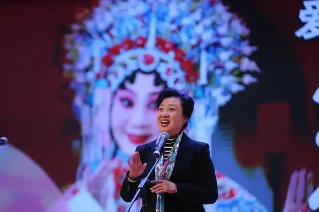 【新浪娱乐】京剧艺术家王蓉蓉进校园 传播京剧艺术之美