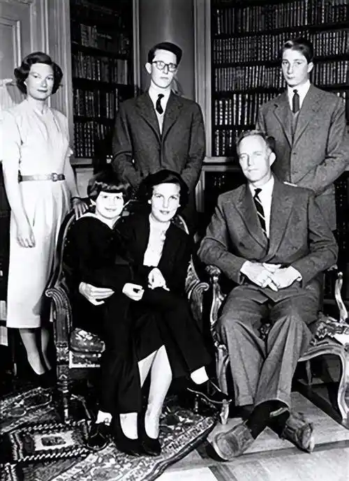 没当上王后,愤而将比利时王室珠宝挥霍一空的"莱斯王妃"莉莉安