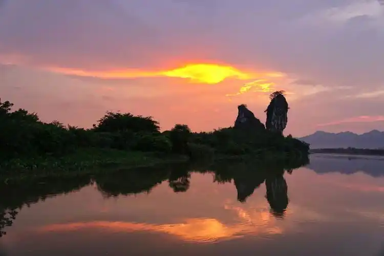 美丽的阳春多情的土地,在春城镇北面8公里的漠阳江畔,有两尊 奇石 .