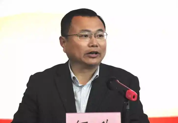 随后,在紫金中学体育馆召开了主题会议.