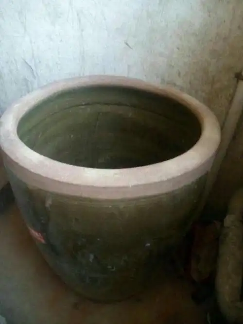 农村老家厕所放水缸如今老一辈还坚持放卫生间里还挺实用好看