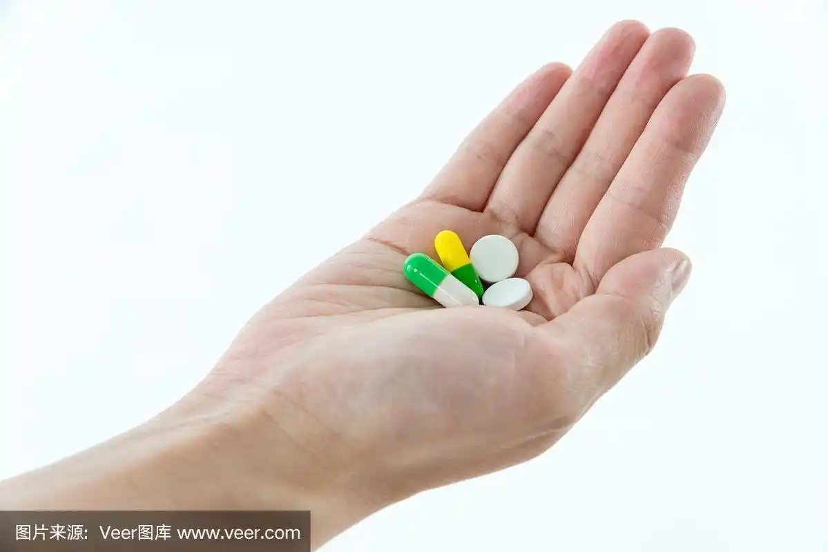 一个女人手里拿了些药