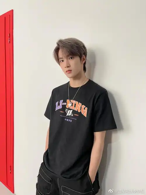 刘耀文候场live图#刘耀文候场live图96清爽大帅哥上线候场的过程