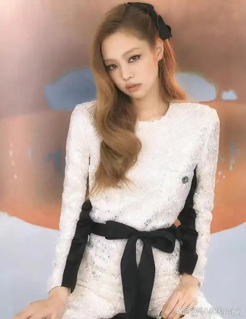 jennie大秀小蛮腰与修长双腿,齐刘海造型可盐可甜!