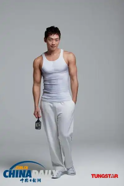 rain半裸代言秀壮硕肌肉 自创舞蹈演绎冰爽润泽