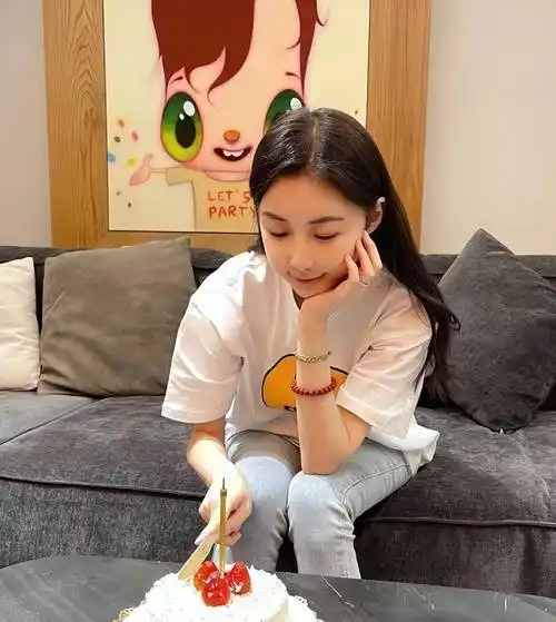 潘玮柏妻子虽然是网红,但颜值身材都挺出圈的,穿衣