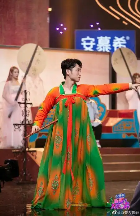 《百变大咖秀》"头部艺人"维嘉造型再升级 张海宇变身"唐宫少女"?