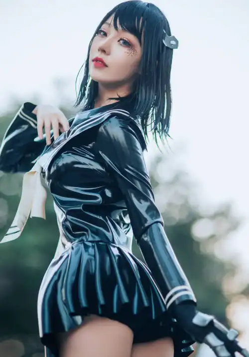 00后校花穿校服胶衣上街身材诱惑回头率爆表路人看呆了