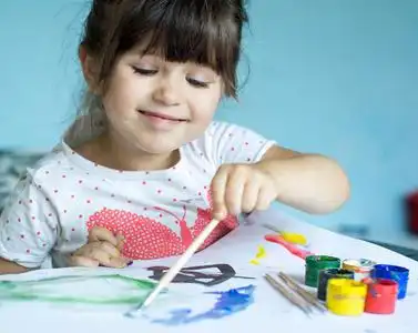 小孩子在家里画画.