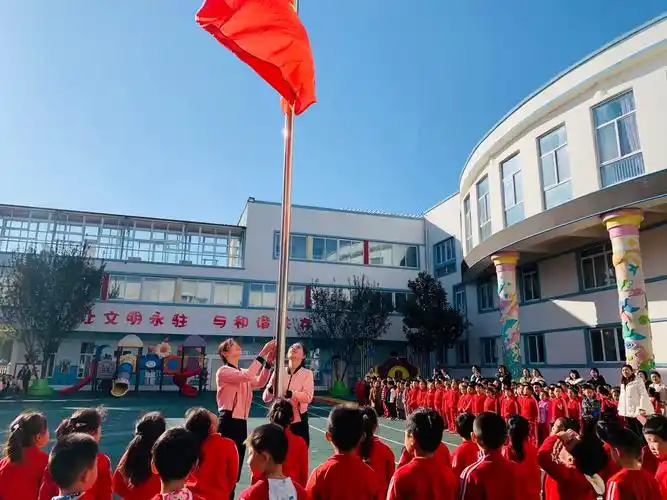 彰显爱国主义大情怀——濮阳市第二实验幼儿园大一班升国旗仪式