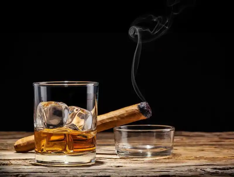 酒杯上的一支香烟图片-威士忌酒杯上的一支香烟素材-高清图片-摄影