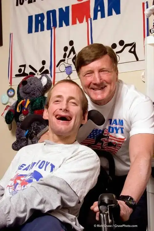 里克·霍伊特(rick hoyt),波士顿马拉松的标志,2023年5月22日因呼吸