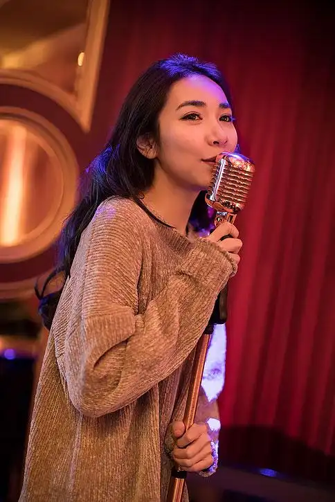 快乐的年轻女士在ktv唱歌