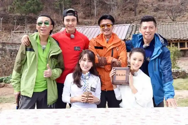 大厨#谢霆锋#学做北京烤鸭,@胡海泉@马苏负责吹鸭子的任务,@william