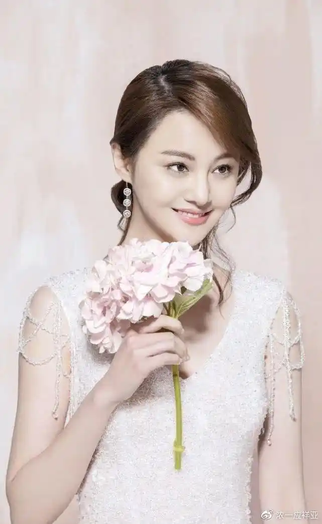 郑爽道歉网评,豪宅曝光,装修简单接地气,是个热爱生活的女孩!