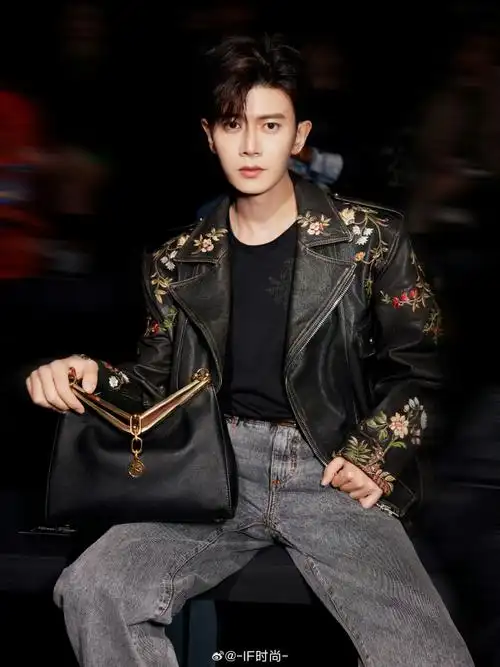 etro 造型,漫步街头随性自在,穿复古刺绣皮衣好帅气～#任嘉伦