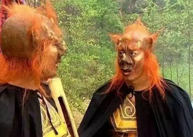 来自《西游记》里面的剧情,在洞口外面,小钻风在外出查看的时候哼出来