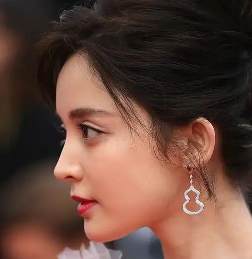 古力娜扎拍氛围感写真黑色抹胸性感火辣蝴蝶背绑带魅惑力十足