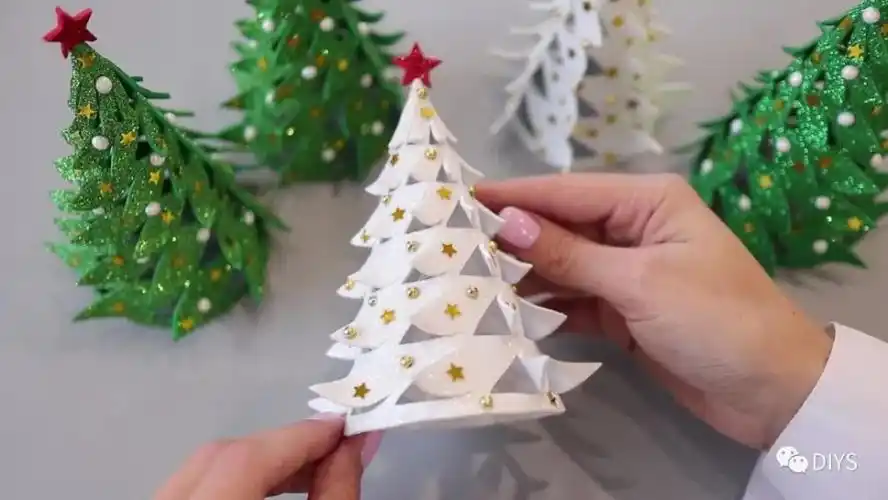 号手工作品展示教学diys「圣诞节diy」一个用泡沫纸做圣诞树的方法!