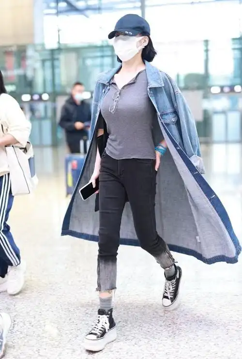 原创许晴真懂时尚外松内紧穿出大女人气场踩砖块鞋更时髦