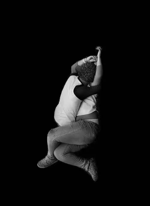 处理后的照片,你会感觉这些人可能悬浮在空中扭缠在一起