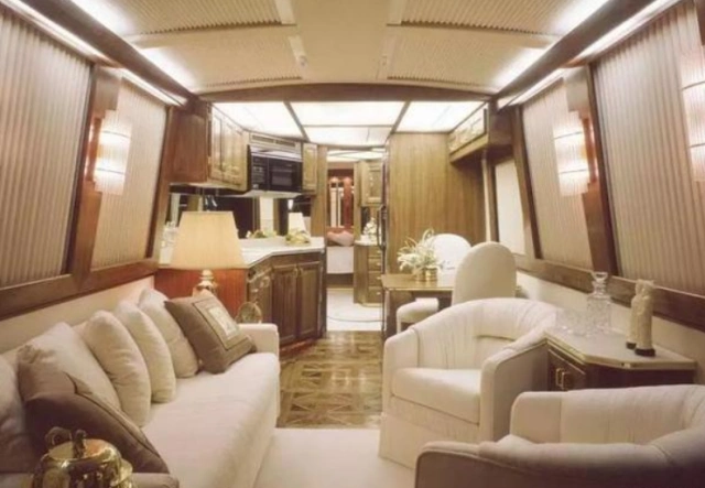 成龙518万房车什么样?全球仅一辆,堪比移动别墅,洗车最头疼!