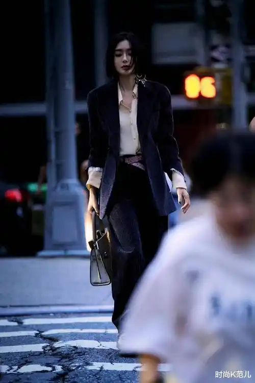 秦岚纽约看秀造型来袭,穿深蓝色灯芯绒西服套装,精致又显气质_女性