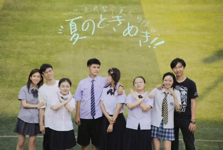 毕业季宿舍合照姿势学士服校园教室