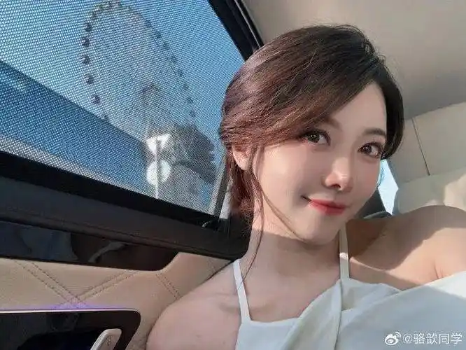 lpl美女解说骆歆先干了100串炸土豆再美美恰个火锅