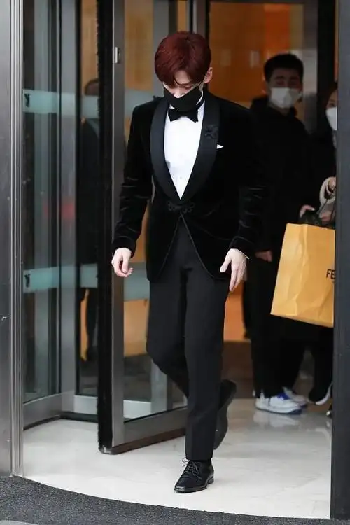 白敬亭的肌肤女生都羡慕和女演员差不多白太适合穿黑色的西装