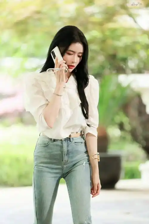 蔡卓宜白色套装大长腿性感写真