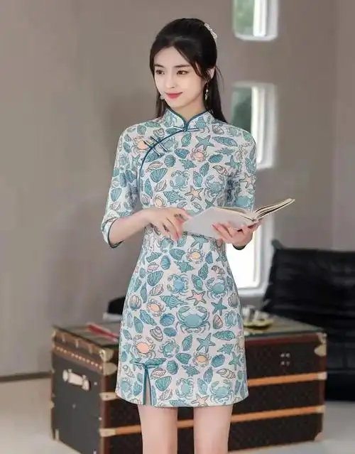 适合年轻女子的旗袍,中低个子女性的俏丽时装,气质很是清丽动人_款式