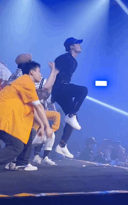 男明星跳舞都爱跳顶胯的动作 这么多人中 当属王嘉尔最有高级感吧