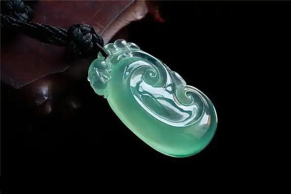 5-7之间,从广义上讲,翡翠是指具有商业价值,不同质量的辉石族中纤维状