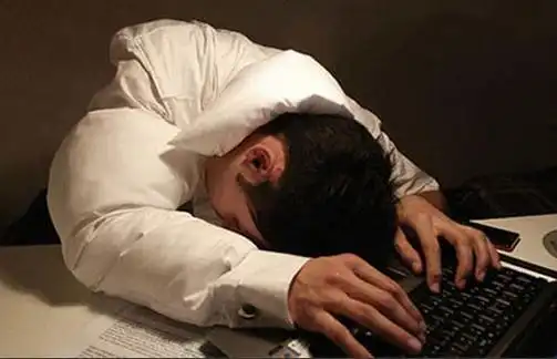 小伙长期熬夜突发急性心梗长期熬夜的危害