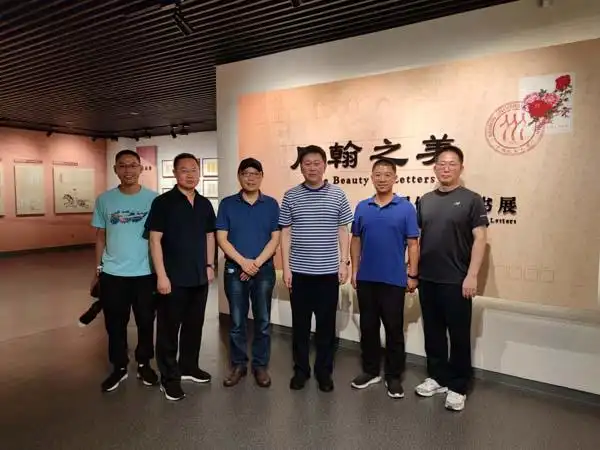 海军常委政治工作部主任王征中将一行参观家书博物馆