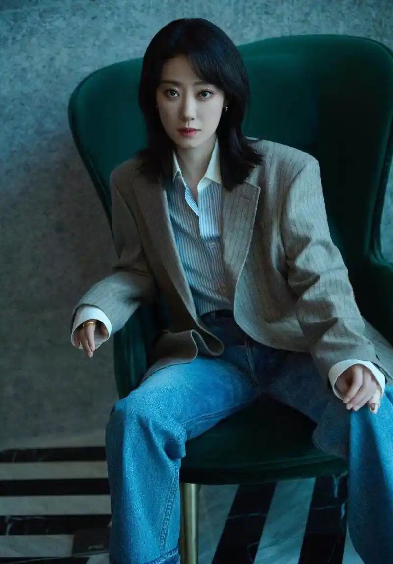 张小斐好会穿!西装配牛仔裤减龄时髦,显瘦又提气质