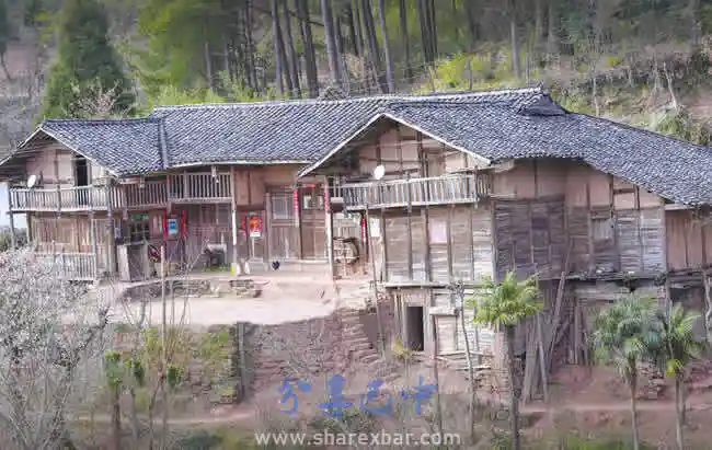 一是年代久远的木架房占10%左右,多数为三合院,都在100年以上,结构都