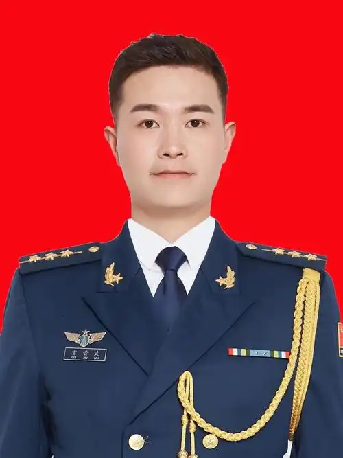 现任空降兵军某部人力资源科副营职干事,空军少校军衔.