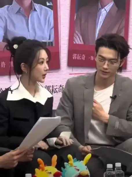 杨紫许凯今日新浪扫楼宣传承欢记俩人很有cp好啊