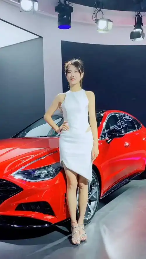 小姐姐你到底想要干嘛呢把虎哥都吓跑啦苏宁 虎哥说车 斌斌 豪哥车模