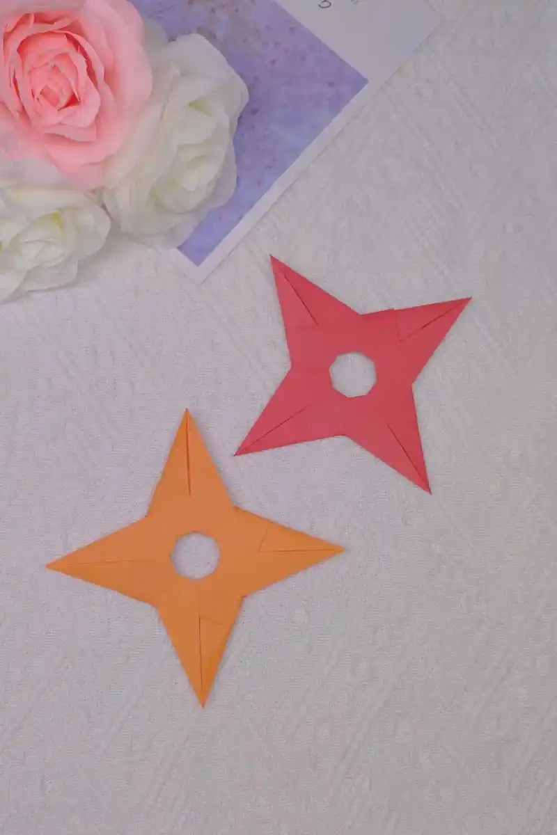 用正方形纸简单的拼接就可以制作出好玩的飞镖#一学就会系 - 抖音