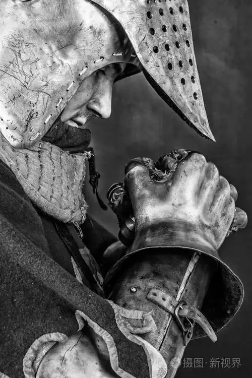 祈祷真诚骑士的黑白照片