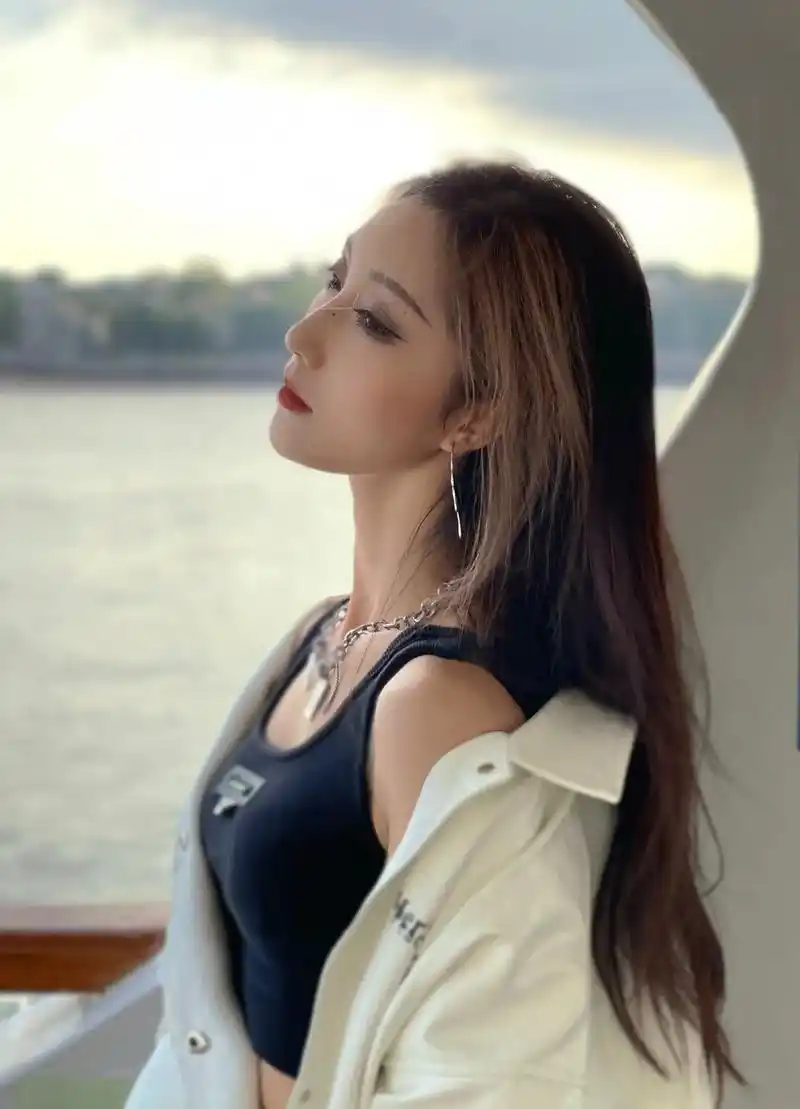 我望眼欲穿看我看不到的你.#厦门 #氛围感 #分享照片  # - 抖音