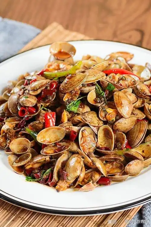 青岛的海鲜是在太多了,鲍鱼,龙虾,螃蟹,鱿鱼,海鱼,蛤蜊等,做法也是千