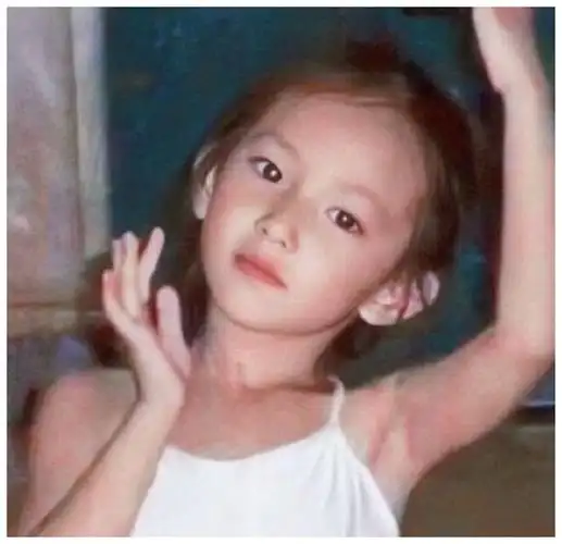 看童年照猜女艺人第一个程潇太容易认出最后的旗袍女孩才厉害