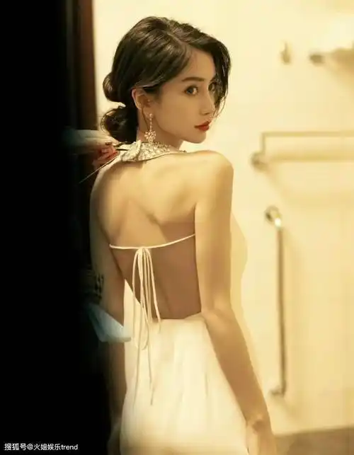 angelababy身着白色礼服出席搜狐时尚盛典众星璀璨年终总结