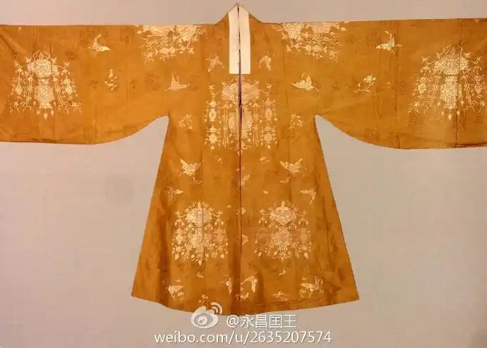 清康熙香色暗花纱平金灯笼景蝶恋花纹女帔