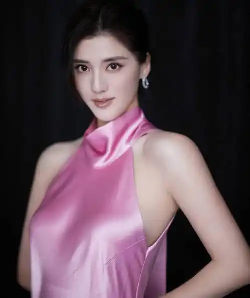 明星写真:吴千语粉色无袖挂脖连衣裙一字带高跟鞋,身材窈窕性感_长裙