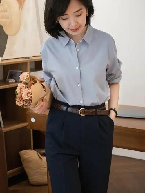 33岁的女性如何穿衬衫才时髦搭配上牛仔裤和蓝色西装裤超好看